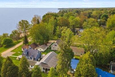 Namaste on Huron! Walk to beach, couples getaway!