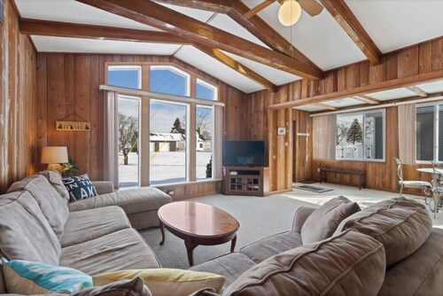 Cardinal Cottage Retreat! 4 Homes Away from beach!