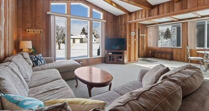 Cardinal Cottage Retreat! 4 Homes Away from beach!