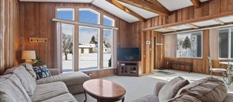 Cardinal Cottage Retreat! 4 Homes Away from beach!