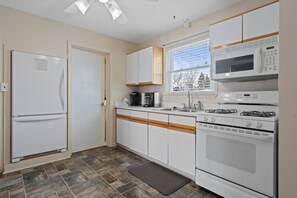 Kylskåp, mikrovågsugn, ugn och spishäll