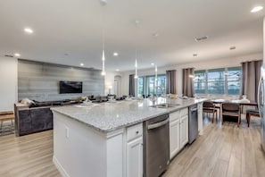 Casa luxo | Cozinha privada | Geladeira grande, micro-ondas, fogão, cooktop