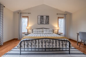 4 bedrooms, desk, WiFi, bed sheets - The Bunk Haus by Innsbrook Vacations! (Innsbrook)