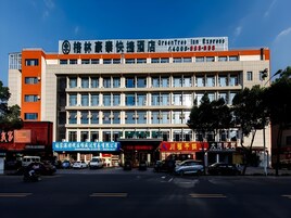 Um hotel de vários andares com fachada moderna, apresentando uma placa grande com caracteres chineses e um número de contato.