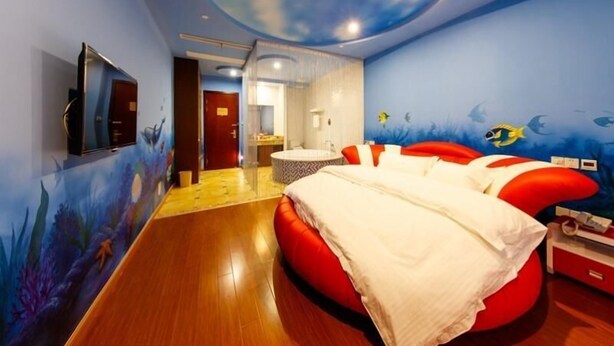 A room with a bed, a TV, and a bathroom. - Greentree Inn Jiangsu Zhangjiagang Jingang Town Darunfa Express Hotel (Suzhou)
