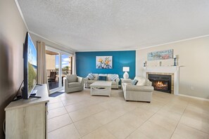 Smart TV, caminetto, libri, monitor per computer