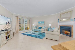 TV connectée, cheminée, livres, écrans d'ordinateur