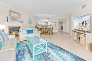 TV connectée, cheminée, livres, écrans d'ordinateur