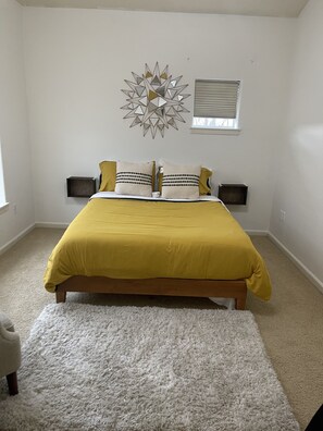 2 soverom, strykejern/-brett og sengetøy