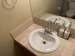 Boblebad, hårføner, håndklær og såpe