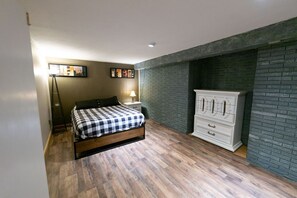 4 bedrooms, desk, iron/ironing board, travel crib