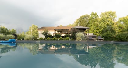 Secluded 5 acre getaway heated inground pool 6 person hot tub