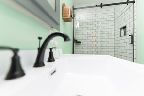 Een douche, een haardroger, handdoeken, zeep