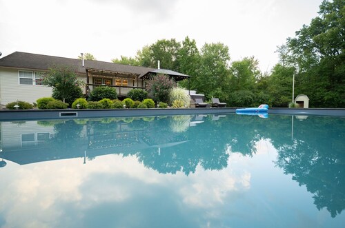 Secluded 5 acre getaway heated inground pool 6 person hot tub