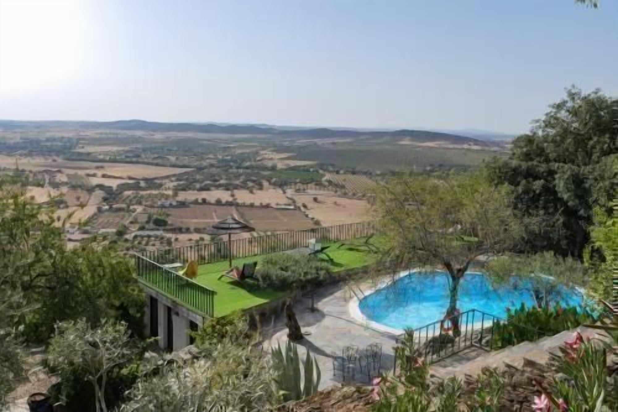 Una piscina con vistas a un paisaje rural.