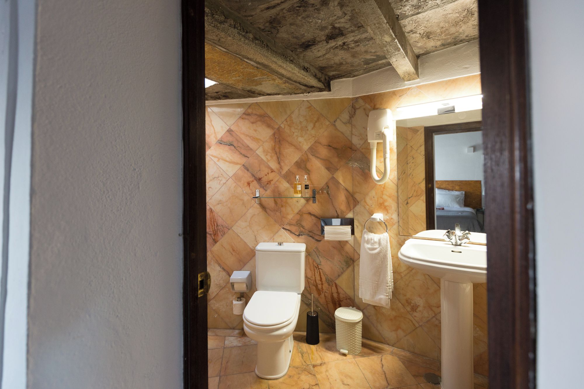 Un baño con inodoro, lavamanos y ducha.