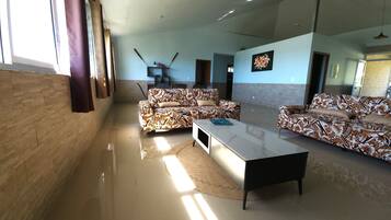 Deluxe Apartment | Living area