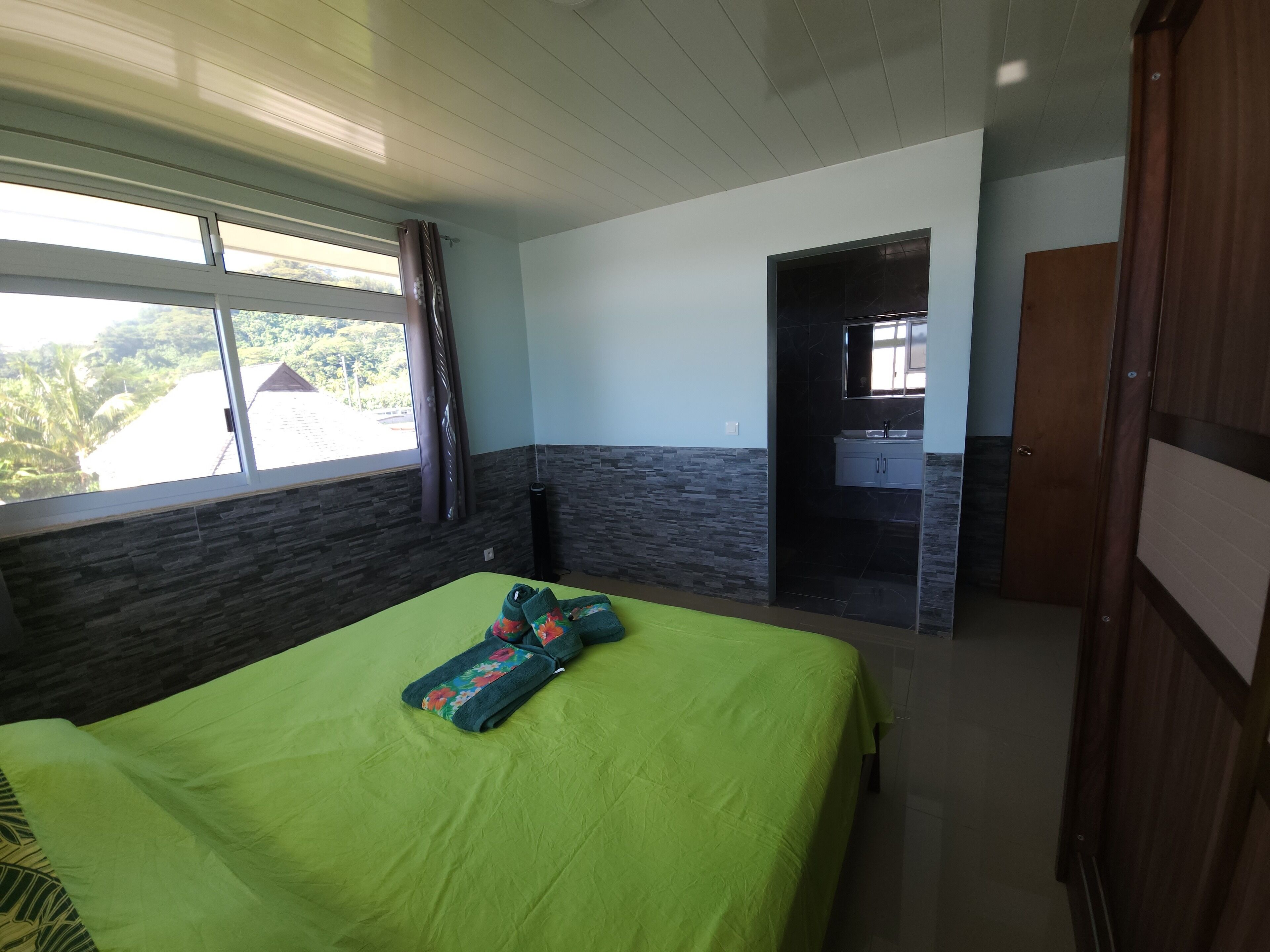 Deluxe Apartment | 3 bedrooms, blackout drapes, iron/ironing board, WiFi (free)