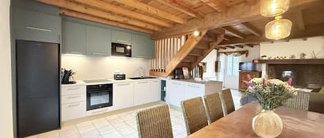 Réfrigérateur, micro-ondes, plaque de cuisson, lave-vaisselle