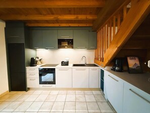 Fridge, microwave, stovetop, dishwasher