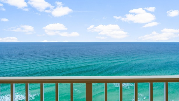 Une vue sur l’océan depuis un balcon doté d’une balustrade.