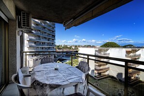 Outdoor dining - Magnificent seaside apartment (Cambrils)