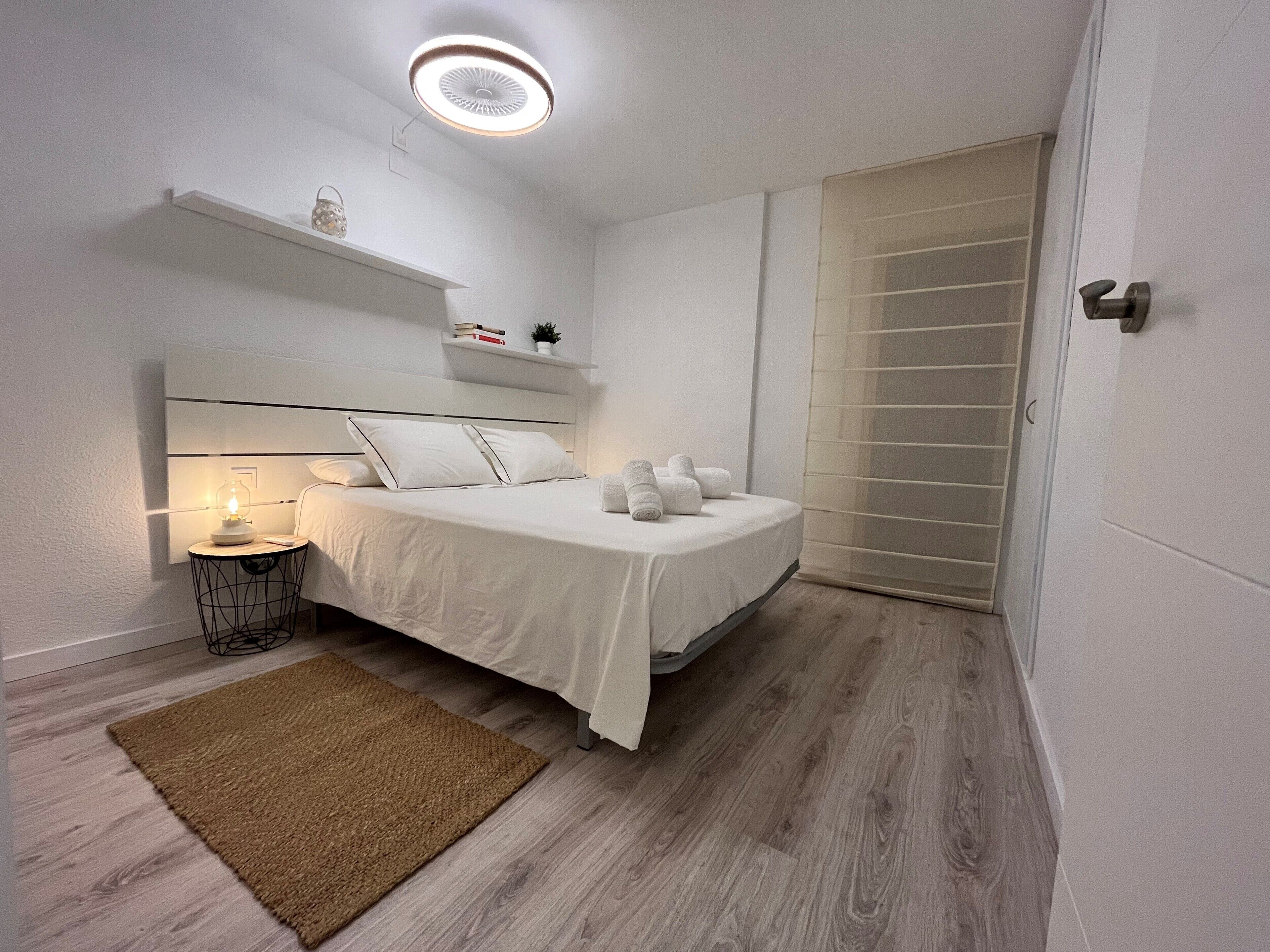 3 slaapkamers, een bureau, een strijkplank/strijkijzer, reisbedje