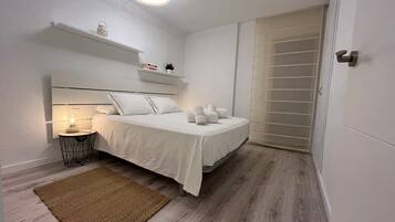 3 slaapkamers, een bureau, een strijkplank/strijkijzer, reisbedje