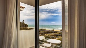 A balcony with a view of the ocean and beach. - Atlantis Gardens Resort (Mazotos)
