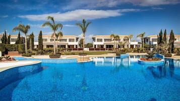 Hồ bơi ngoài trời