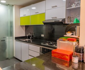 Mikrowelle, Ofen, Kochgeschirr/Geschirr/Besteck, Küchenrolle