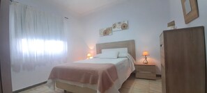 2 chambres, fer et planche à repasser, accès au Wi-Fi (inclus)