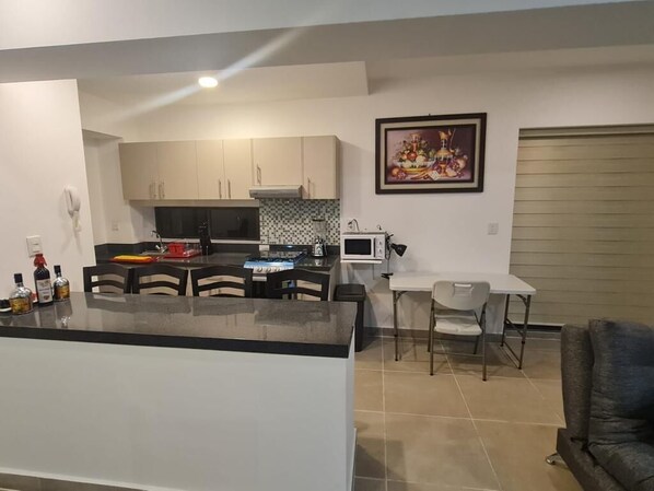 Refrigerador, microondas, horno y parrilla de estufa 