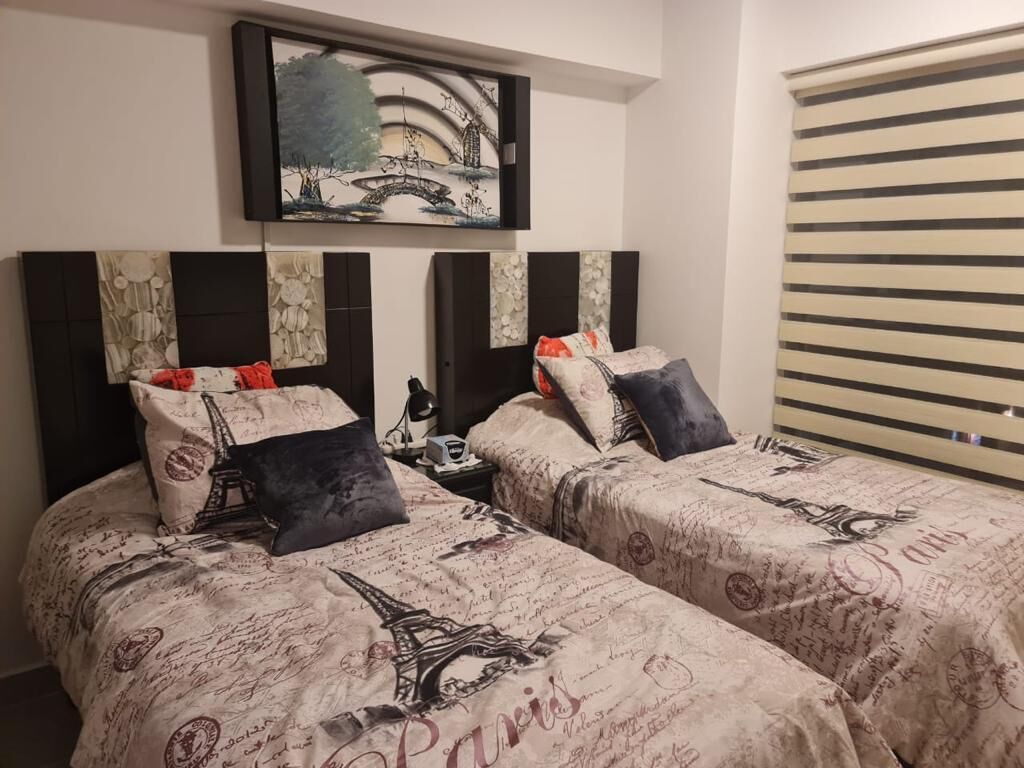 2 chambres, coffres-forts dans les chambres, bureau