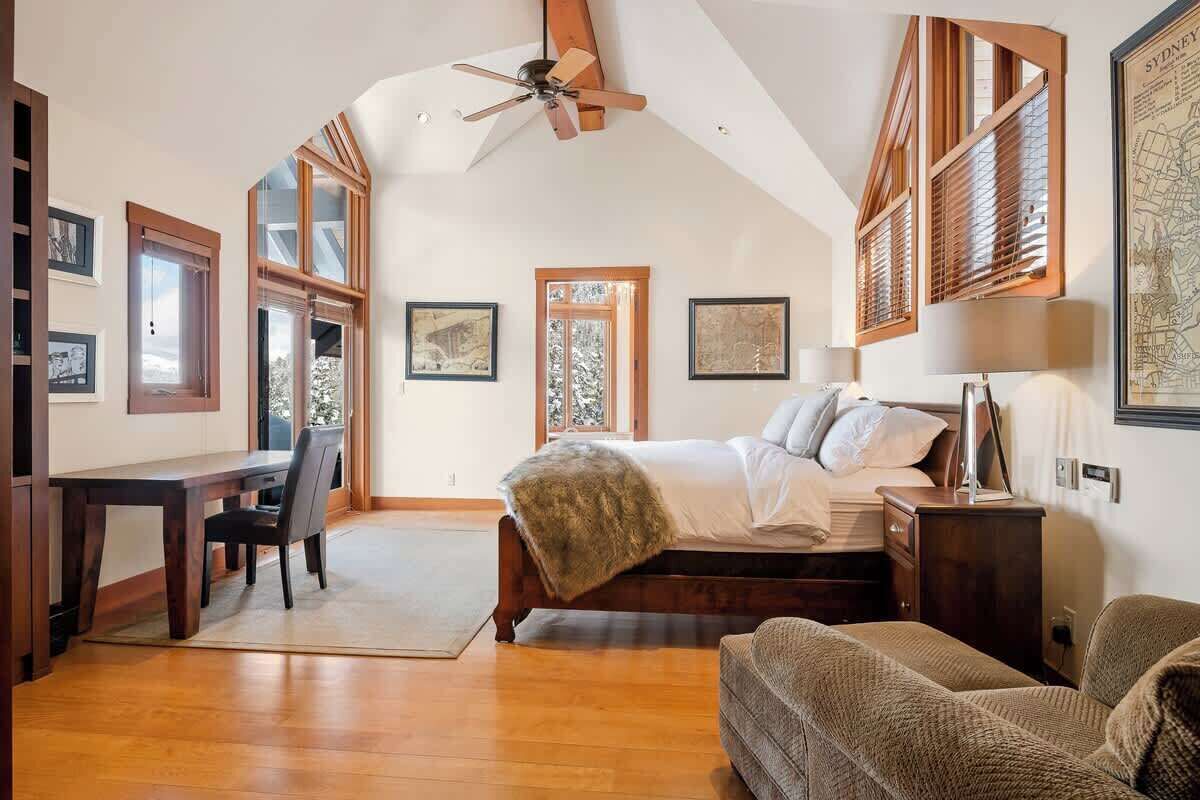 7 bedrooms, iron/ironing board, WiFi, bed sheets