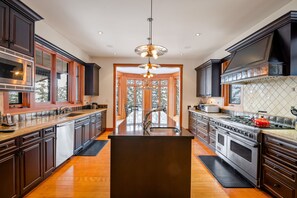 冷蔵庫、電子レンジ、オーブン、コンロ