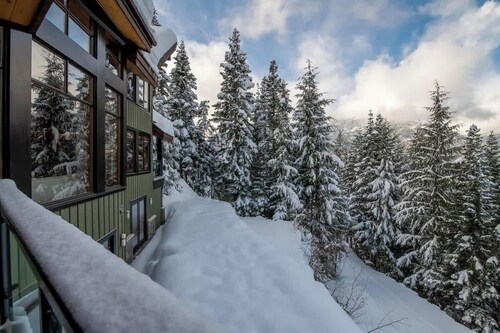 Slope Side Chalet | Ski-In/Out | Hot Tub