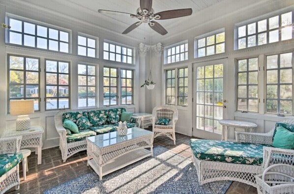 Smart TV, fireplace, books, stereo