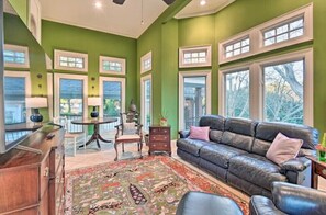 Smart-TV, Kamin, Bücher, Stereoanlage