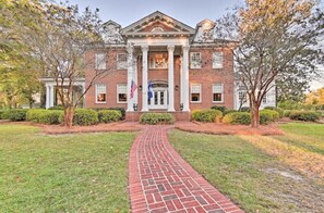Exterior - Gorgeous, Southern Home in Beautiful Cheraw (Cheraw)