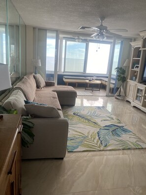 Living area - Gorgeous 2 Bedroom Condo on St Pete Beach (St. Pete Beach)