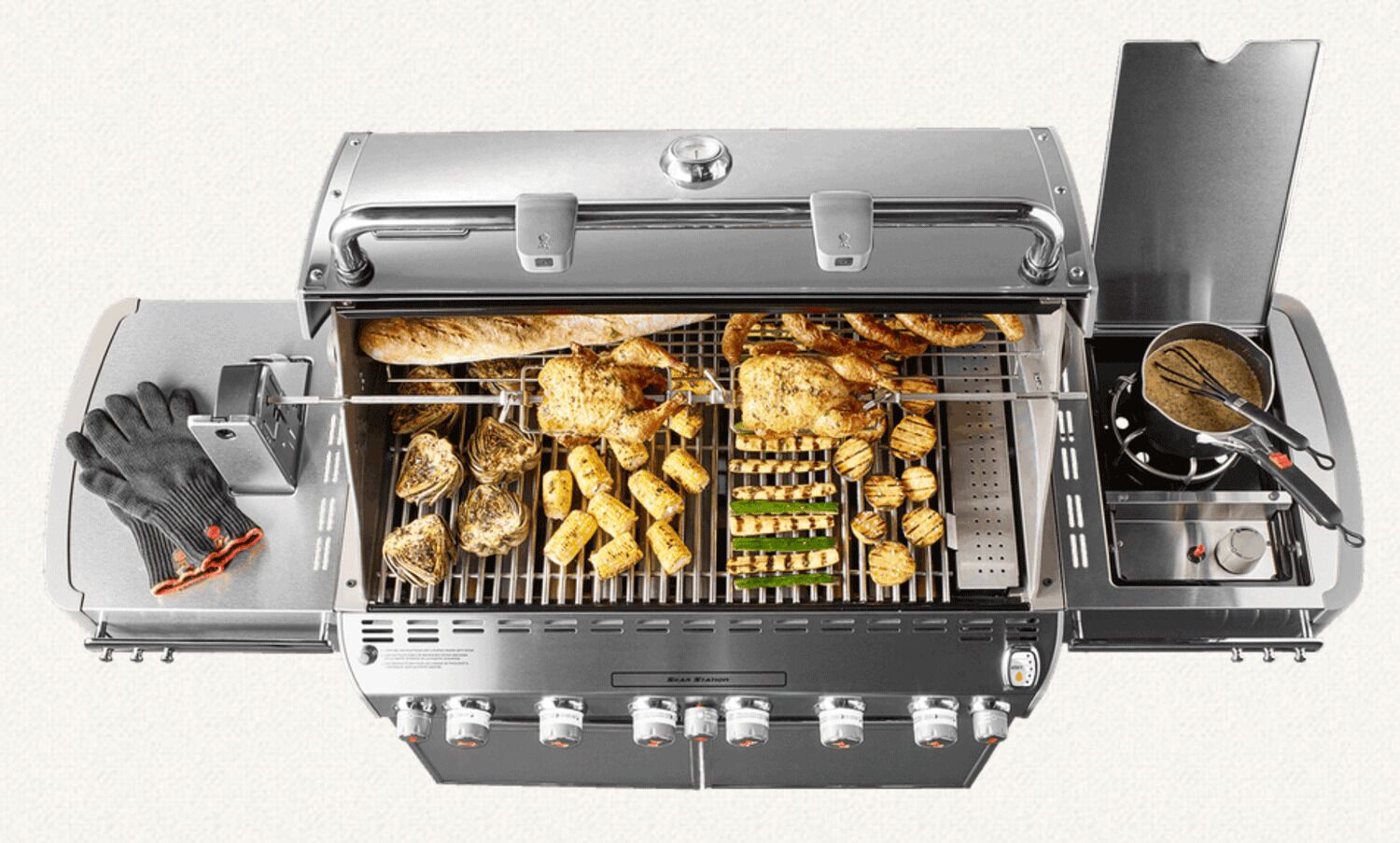 Un barbecue doté d’un couvercle, d’un brûleur latéral et d’un thermomètre intégré.