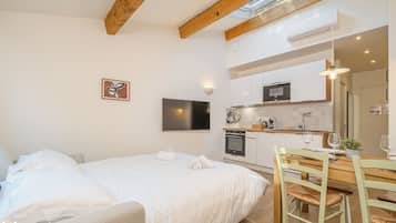 1 chambre, matelas mémoire de forme, bureau, fer et planche à repasser