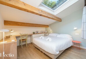 1 室のベッドルーム、低反発ベッド、デスク、アイロン / アイロン台