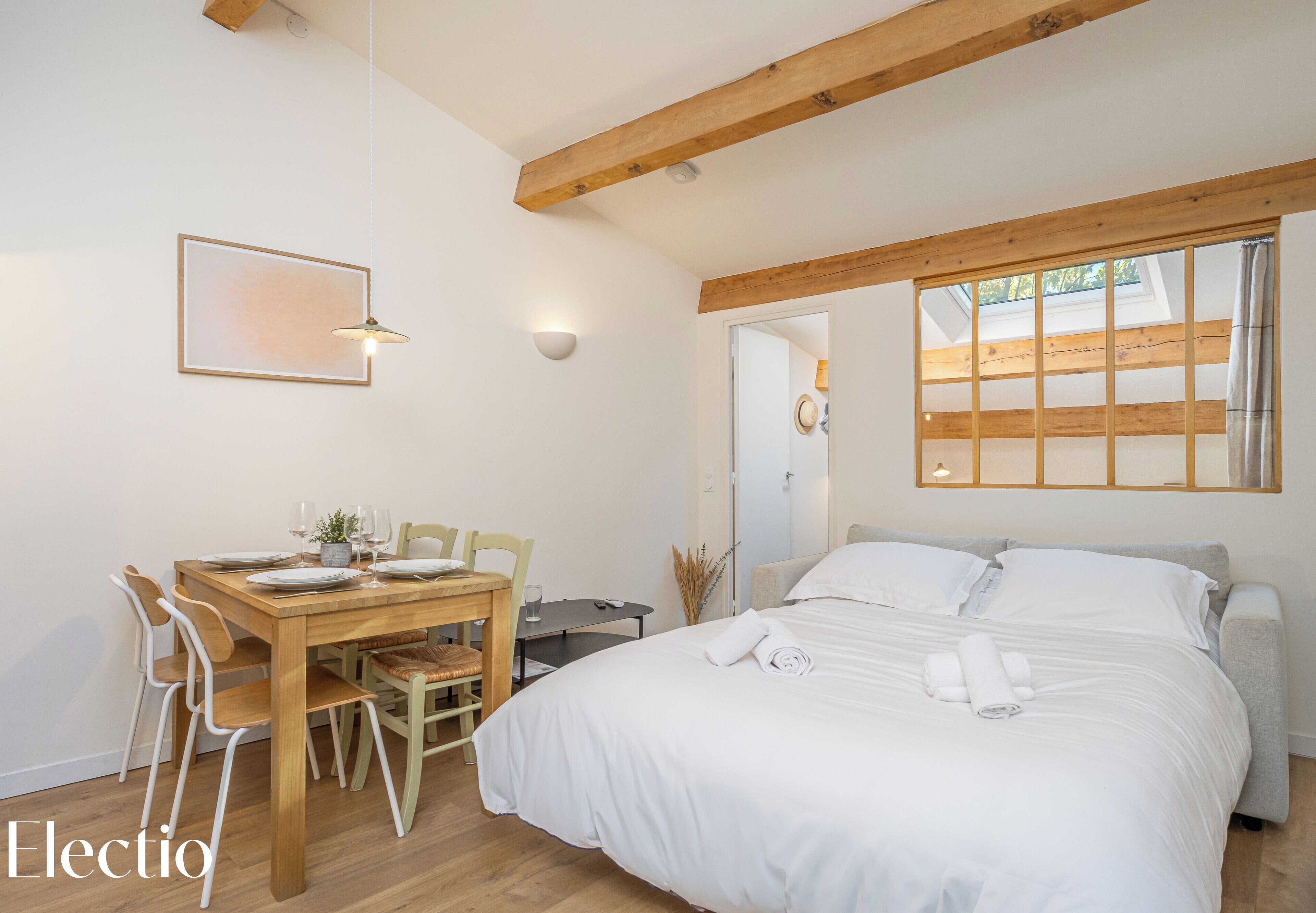 1 slaapkamer, bedden met traagschuimmatrassen, een bureau