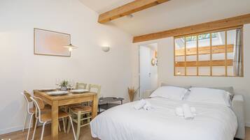 1 slaapkamer, bedden met traagschuimmatrassen, een bureau