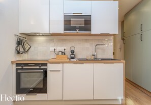 冷蔵庫、電子レンジ、オーブン、コンロ