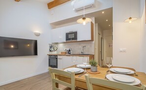 冷蔵庫、電子レンジ、オーブン、コンロ