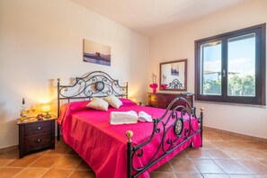 3 bedrooms, bed sheets - VILLA MALV: villa with swimming pool and convenient to the Pelosa beach
 (Stintino)