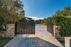 Property grounds - VILLA MALV: villa with swimming pool and convenient to the Pelosa beach
 (Stintino)